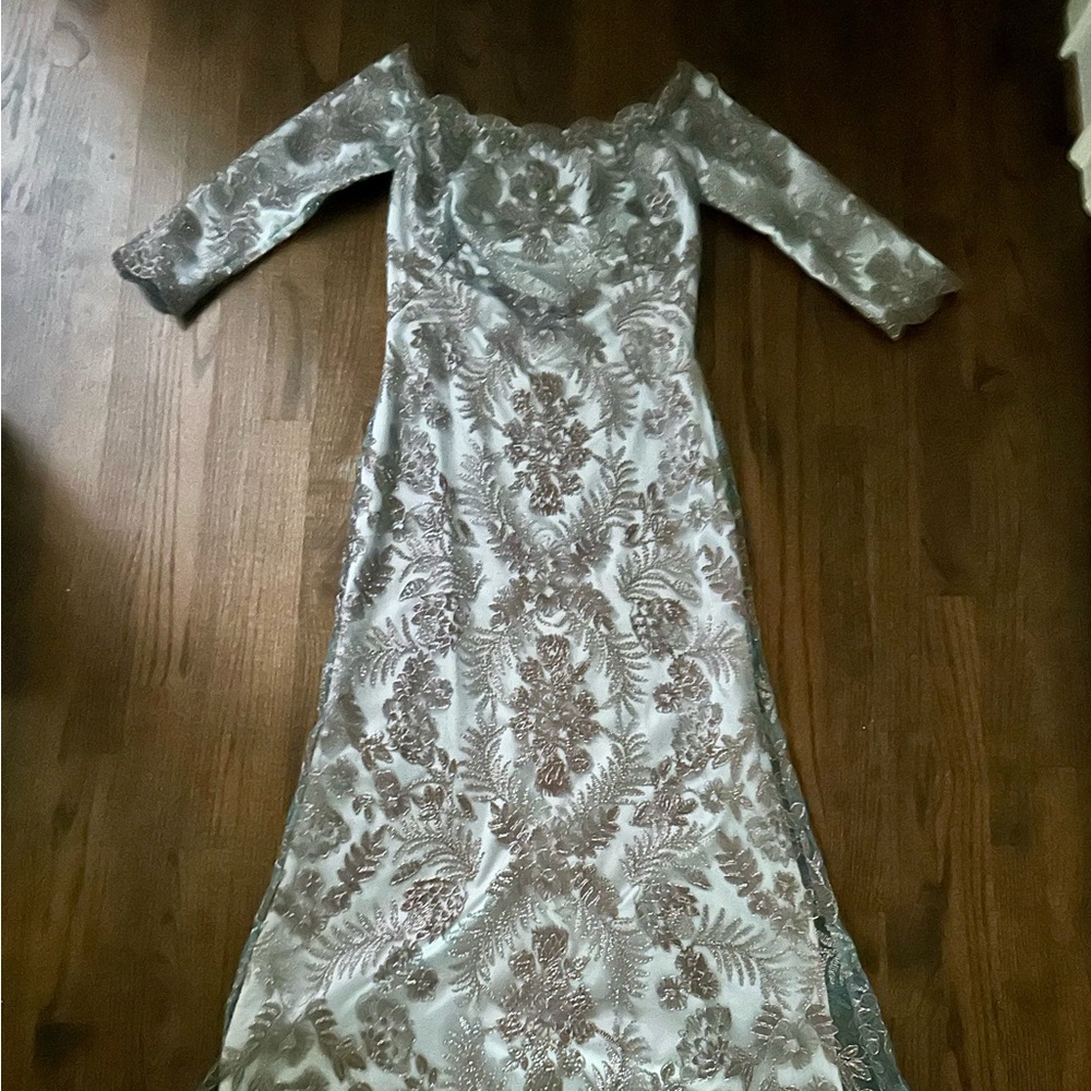 Tadashi Shoji Full-Length Off-Shoulder Metallic Embroidered Formal Gown: Size 4